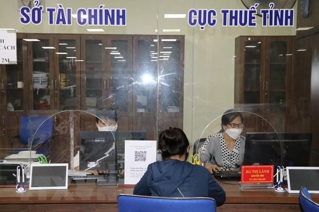 Cán bộ Sở Tài chính và Cục Thuế tỉnh Yên Bái hướng dẫn các thủ tục hành chính tại Trung tâm hành chính công của tỉnh. Ảnh minh họa: Tiến Khánh/TTXVN