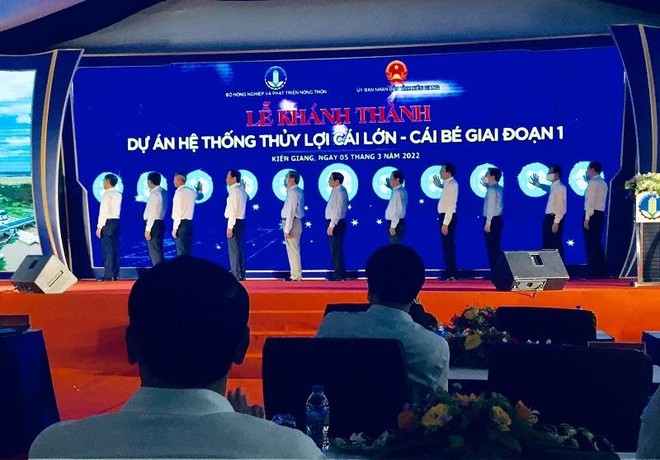 Đại biểu nhấn nút chính thức vận hành Dự án thủy lợi Cái Lớn - Cái Bé.