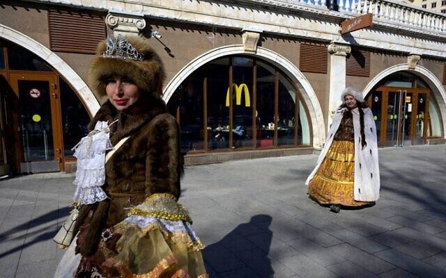 Bên ngoài một nhà hàng McDonald's ở trung tâm Moscow, Nga vào ngày 9/3/2022: Ảnh: AFP