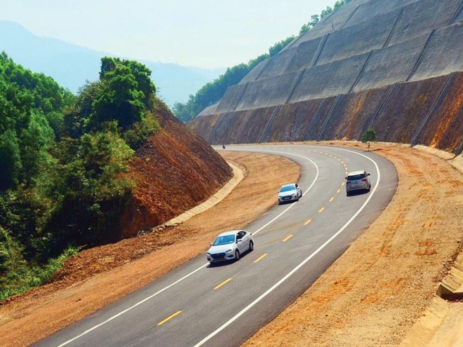 Một đoạn dự án thành phần Cam Lộ - La Sơn đang triển khai thi công đảm bảo chất lượng, tiến độ...