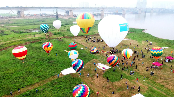 Hà Nội rực rỡ sắc màu trong Ngày hội khinh khí cầu 