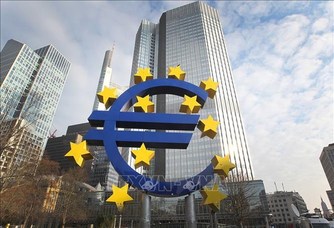 Biểu tượng đồng euro tại Frankfurt, Đức. Ảnh: AFP/TTXVN