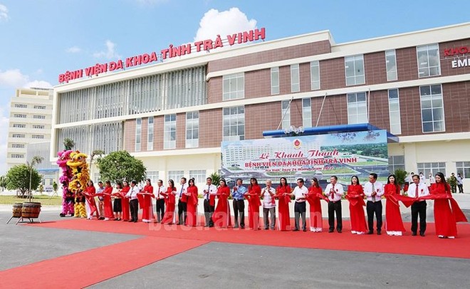 Lãnh đạo tỉnh Trà Vinh cắt băng khánh thành Bệnh viện Đa khoa tỉnh Trà Vinh. Ảnh: Báo Trà Vinh online