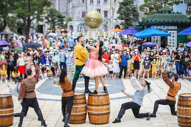 Du khách xem show diễn tại Sun World Ba Na Hills