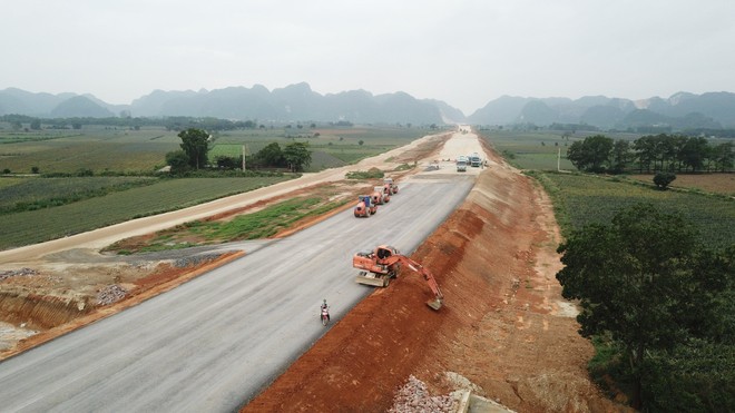 Thi công cao tốc Bắc - Nam đoạn Mai Sơn - Quốc lộ 45.