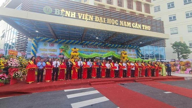 Đại biểu thực hiện nghi thức khánh thành Bệnh viện Đại học Nam Cần Thơ