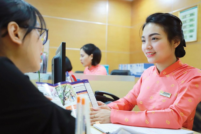 Bancassurance đang bám sát kênh đại lý trong đóng góp vào doanh thu phí của các doanh nghiệp bảo hiểm. Ảnh: Dũng Minh