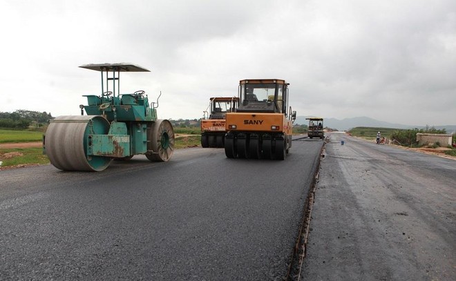 Thảm thử bê tông nhựa tại Dự án cao tốc Bắc - Nam, đoạn Mai Sơn - Quốc lộ 45.