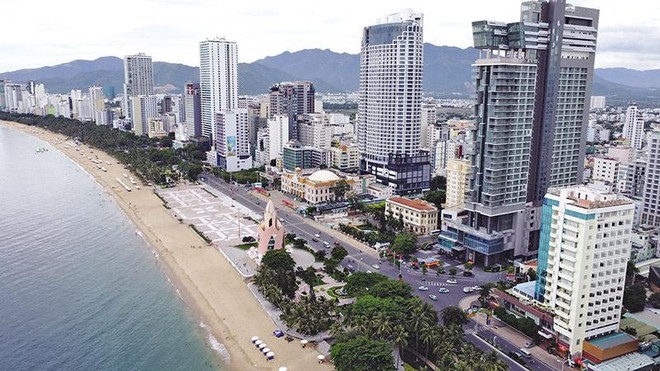 Tòa nhà Panorama Nha Trang (ngoài cùng, bên phải) nằm ở vị trí đắc địa