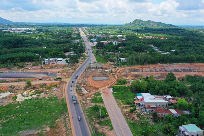 Tuyến cao tốc Dầu Giây - Phan Thiết có thể thông xe kỹ thuật vào cuối năm 2022. Ảnh: Lê Toàn