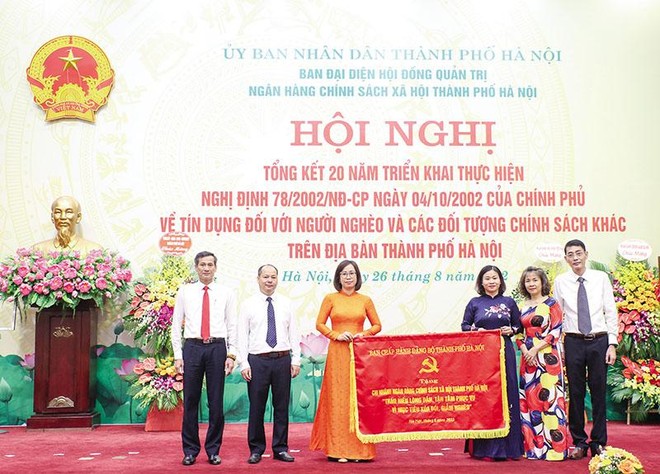 Nhân dịp tổng kết 20 năm, thay mặt Ban Chấp hành Đảng bộ TP. Hà Nội, Phó bí thư thường trực Thành ủy Nguyễn Thj Tuyến tặng bức trướng cho tập thể Chi nhánh Ngân hàng Chính sách xã hội TP. Hà Nội với nội dung “Thấu hiểu lòng dân, tận tâm phục vụ, vì mục tiêu xóa đói, giảm nghèo”