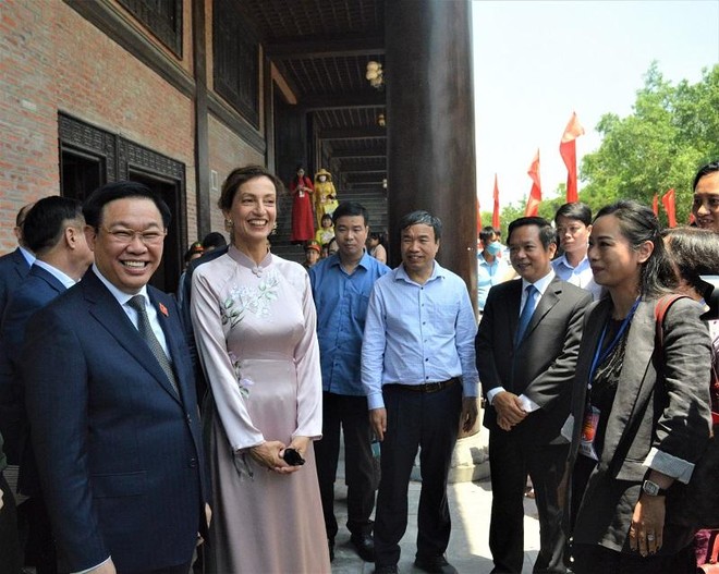 Chủ tịch Quốc hội Vương Đình Huệ, Tổng giám đốc UNESCO Audrey Azoulay cùng các đại biểu tại Lễ kỷ niệm 50 năm Công ước UNESCO 