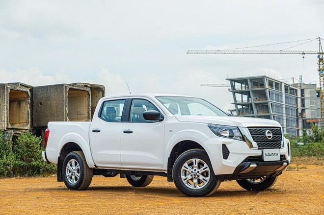 Nissan Navara EL 2WD động cơ 2.3 Twin Turbo nhập nguyên chiếc từ Thái Lan