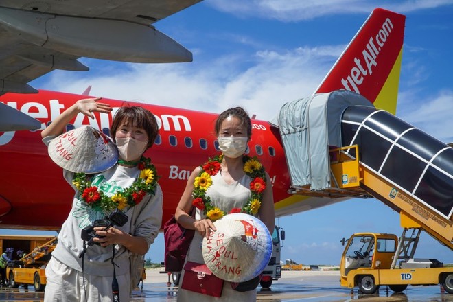 Du khách quốc tế đến Việt Nam trên chuyến bay của Vietjet (ảnh: C.L)