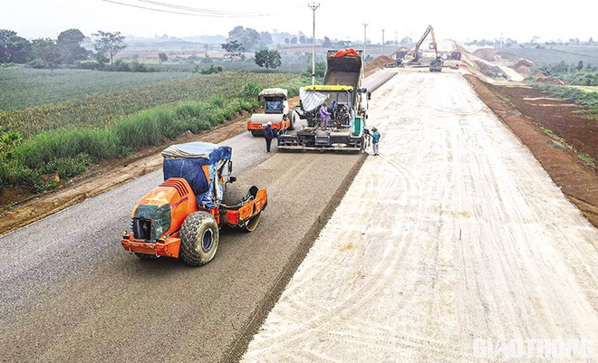 Thi công xây dựng cao tốc Mai Sơn - Quốc lộ 45. Ảnh: A.M