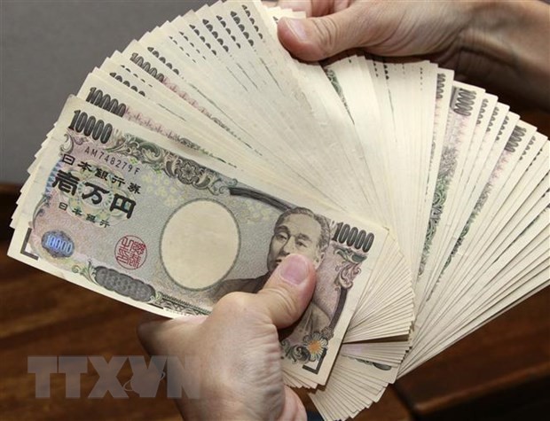 Kiểm tiền mệnh giá 10.000 yen Nhật Bản tại thủ đô Tokyo. (Ảnh: AFP/TTXVN)