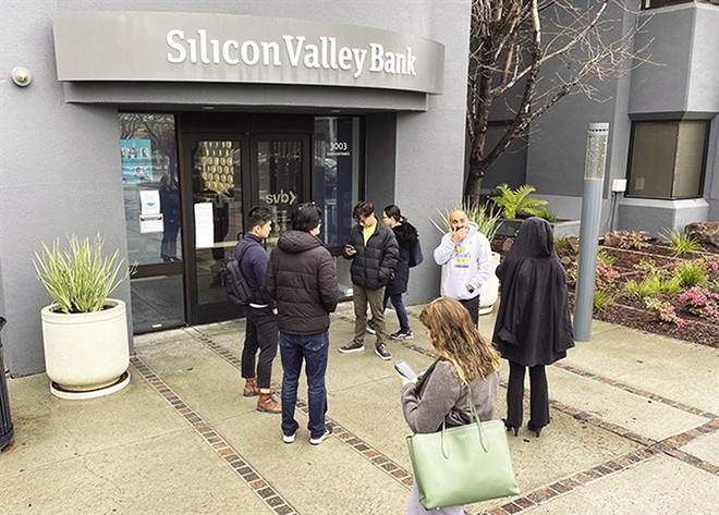 Khách hàng chờ rút tiền tại Silicon Valley Bank. Ảnh: S.T