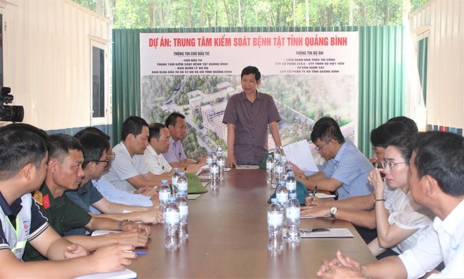 Phó chủ tịch UBND tỉnh phát biểu tại buổi làm việc với chủ đầu tư, các đơn vị thi công và sở, ngành, địa phương liên quan Dự án Trung tâm kiểm soát bệnh tật tỉnh