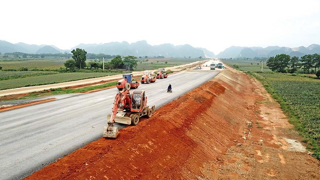 Giá vật liệu tăng khiến nhà thầu càng làm càng lỗ khi thi công Dự án Mai Sơn - Quốc lộ 45. Ảnh: Anh Minh