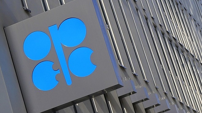 OPEC+ từng cắt giảm nguồn cung gần 10 triệu thùng dầu mỏ vào năm 2020 để cứu thị trường lao đáy. Ảnh: AFP