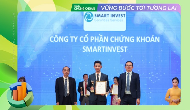 Ông Vũ Văn Đức - Giám đốc Tư vấn đầu tư đại diện Smart Invest nhận bằng khen và cúp vinh danh