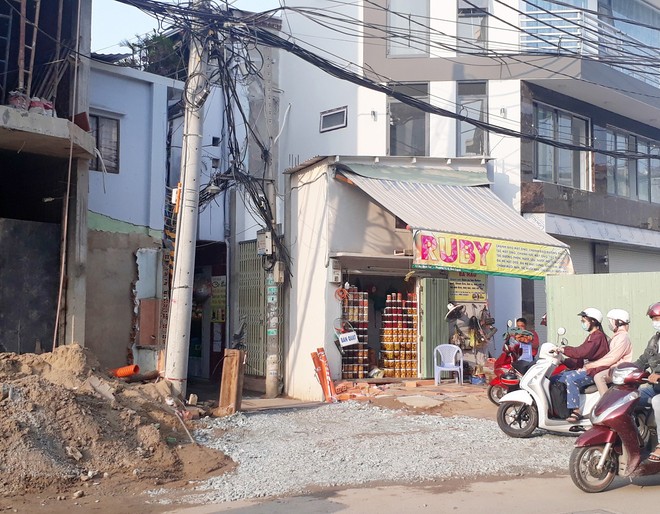 Những căn nhà “siêu nhỏ” trên đường Bùi Đình Túy. Ảnh: Việt Dũng 