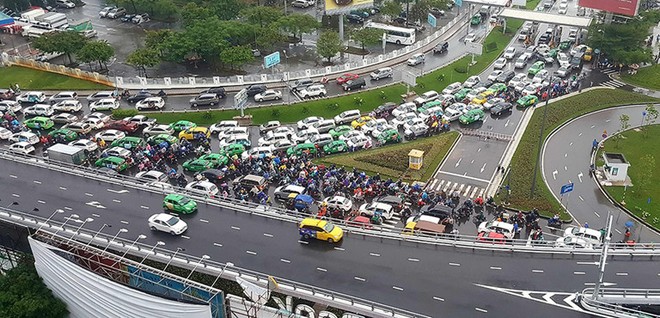 Việc thu phí sử dụng dịch vụ đường dẫn vào các sân bay hiện vẫn được thực hiện thủ công. 