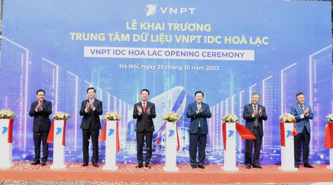 Các đại biểu ấn nút khai trương IDC Hòa Lạc. 