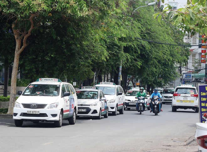 Taxi truyền thống đang bị taxi điện cạnh tranh mạnh