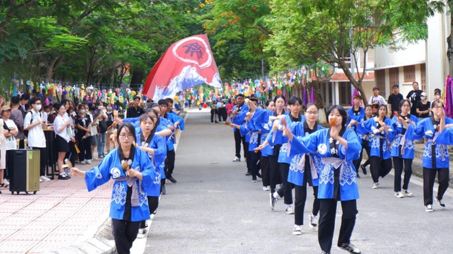 Sinh viên ngành Ngôn ngữ Nhật Bản của Trường đại học Hạ Long trong điệu nhảy truyền thống Yosakoi (Nhật Bản) tại chương trình giao lưu văn nghệ, ngày hội văn hóa Nhật bản, nhân dịp kỷ niệm 50 năm thiết lập quan hệ ngoại giao Nhật Bản - Việt Nam.