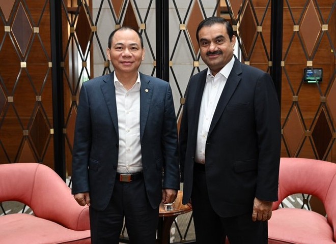 Tỷ phú Ấn Độ Gautam Adani và Chủ tịch Tập đoàn Vingroup Phạm Nhật Vượng tại cuộc gặp ngày 8/11. Ảnh: The Week 