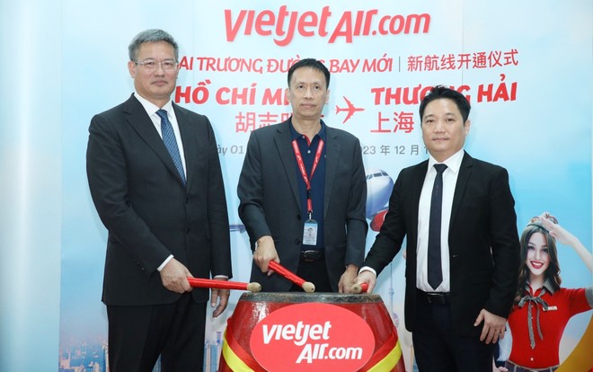 Tổng Lãnh sự CHND Trung Hoa tại TP.HCM Ngụy Hoa Tường (Wei Huaxiang); Phó Tổng giám đốc Vietjet Nguyễn Thanh Sơn; Phó Giám đốc Sở Du lịch TP. HCM Lê Trương Hiền Hoà (từ trái qua phải) thực hiện nghi thức khai trương đường bay TP. Hồ Chí Minh - Thượng Hải. 