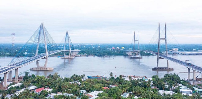 Hàng loạt công trình hạ tầng giao thông trọng điểm quốc gia được đầu tư xây dựng, góp phần kiến tạo động lực để vùng ĐBSCL cất cánh. Trong ảnh: Cầu Mỹ Thuận 2 (bên trái) vừa được khánh thành và đưa vào sử dụng Ảnh: Trung Nam Group