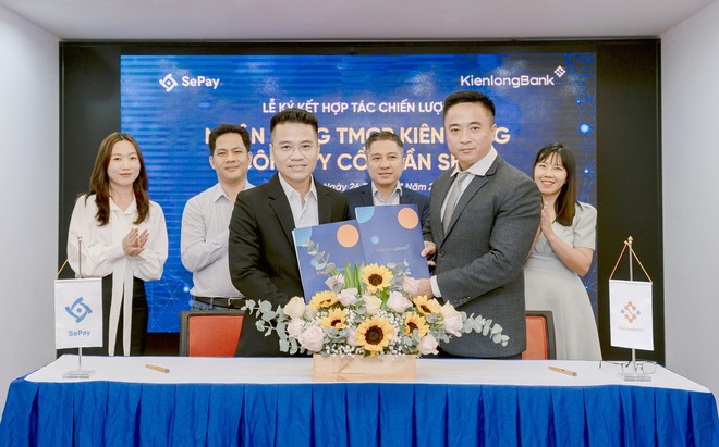 Đại diện KienlongBank và SePay tại lễ ký kết hợp tác chiến lược