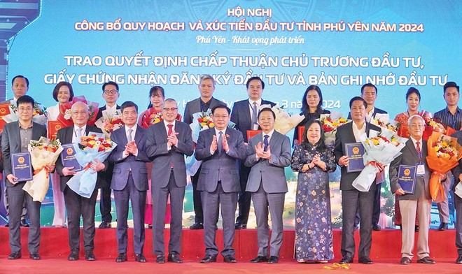 Chủ tịch Quốc hội Vương Đình Huệ, Phó Thủ tướng Trần Hồng Hà và lãnh đạo tỉnh Phú Yên chúc mừng các nhà đầu tư được trao quyết định chủ trương, chứng nhận đầu tư, điều chỉnh chủ trương đầu tư…