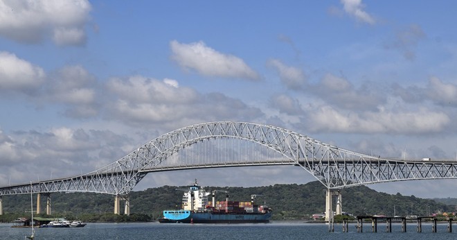 Tàu chở hàng di chuyển qua kênh đào Panama tại khu vực Panama City. (Ảnh: AFP/TTXVN)