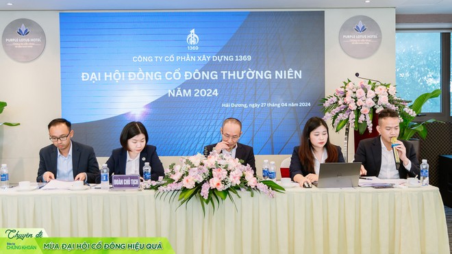 Đoàn chủ tịch làm việc tại Đại hội