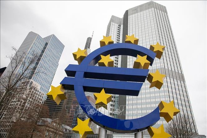 Biểu tượng đồng euro phía trước Ngân hàng Trung ương châu Âu (ECB) tại Frankfurt am Main, Đức. Ảnh: AFP/TTXVN