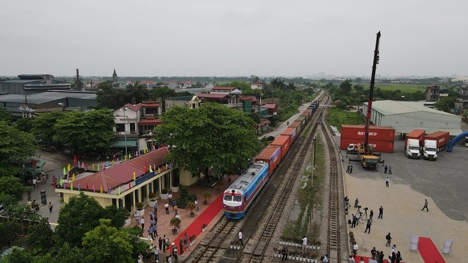 Đoàn tàu chở hàng rời ga Cao Xá tham gia hành trình liên vận quốc tế.