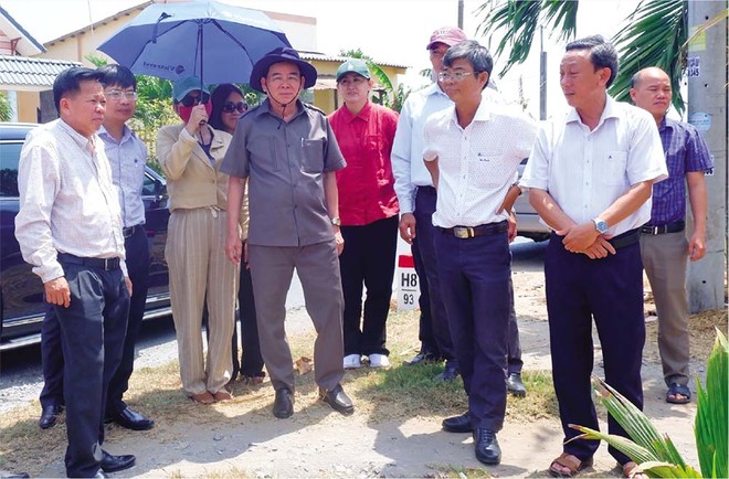 Ông Trần Ngọc Tam, Chủ tịch UBND tỉnh Bến Tre (thứ 3 từ phải sang) cùng các nhà đầu tư tham quan, khảo sát và định hướng đầu tư vào các huyện ven biển Bến Tre