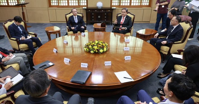Ngoại trưởng Hàn Quốc Park Jin (giữa-phải) trong cuộc gặp các quan chức cấp cao Hàn Quốc, Nhật Bản, Trung Quốc ở Seoul (Hàn Quốc) ngày 25/9/2023. (Ảnh: Yonhap/TTXVN)