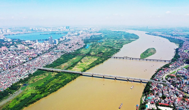 Các hoạt động kinh tế - xã hội của Vùng Đồng bằng sông Hồng được tổ chức thành 2 tiểu vùng (phía Bắc sông Hồng và phía Nam sông Hồng) với 1 vùng động lực quốc gia, 4 cực tăng trưởng và 5 hành lang kinh tế.