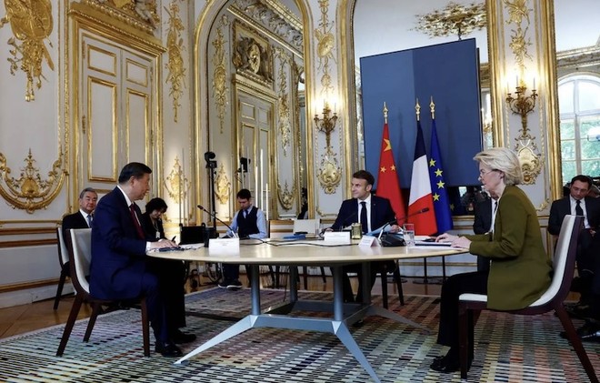 Tổng thống Pháp Emmanuel Macron, Chủ tịch Trung Quốc Tập Cận Bình (bên trái) và Chủ tịch Ủy ban châu Âu Ursula von der Leyen (bên phải) tham dự cuộc họp ba bên tại Cung điện Elysee ở Paris vào ngày 6/5/2024, trong khuôn khổ chuyến thăm cấp nhà nước hai ngày của Chủ tịch Trung Quốc tại Pháp. Ảnh: Reuters