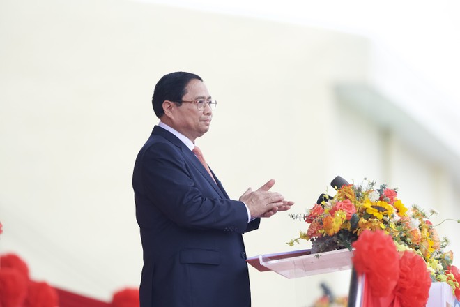 Đồng chí Phạm Minh Chính, Ủy viên Bộ Chính trị, Thủ tướng Chính phủ trình bày diễn văn tại Lễ kỷ niệm 70 năm Chiến thắng Điện Biên Phủ. (Ảnh: VGP)