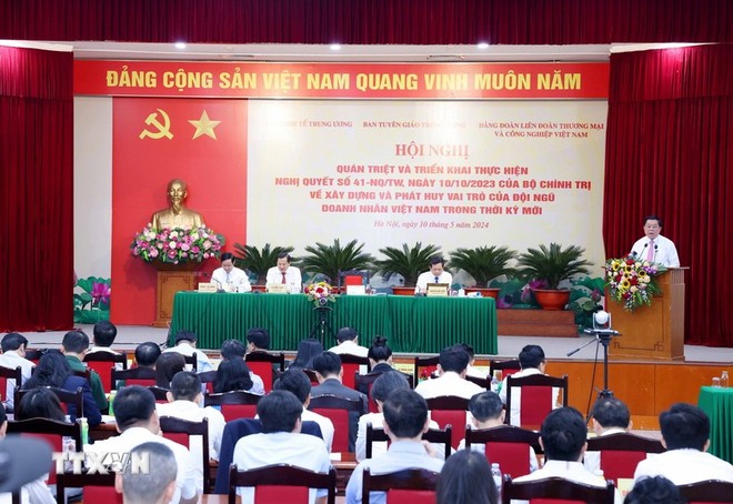 Hội nghị quán triệt và triển khai thực hiện Nghị quyết 41 của Bộ Chính trị về xây dựng và phát huy vai trò của đội ngũ doanh nhân Việt Nam trong thời kỳ mới. (Ảnh: TTXVN)