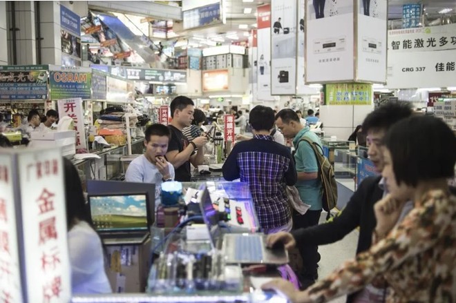 Một góc chợ buôn bán hàng điện tử tiêu dùng Huaqiangbei ở Thâm Quyến, Trung Quốc. Ảnh: AFP