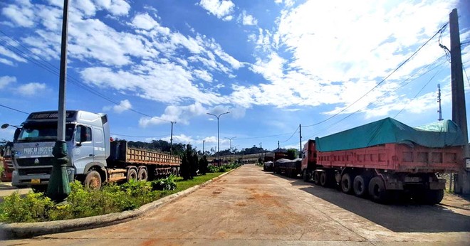 Xe tải chờ làm thủ tục qua Cửa khẩu Quốc tế Nam Giang.