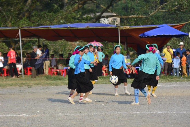 Lễ hội Sóong Cọ hàng năm (từ 15 đến 19/4) những cô gái dân tộc Sán Chỉ (xã Húc Động) hào hứng mặc váy áo truyền thống để ra sân đá bóng tranh cúp.