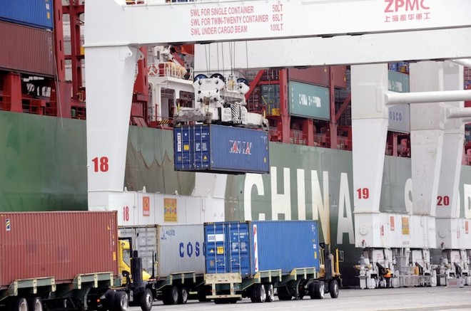 Container cập bến chờ thông quan tại cảng Long Beach, bang California, Mỹ. Ảnh: Reuters