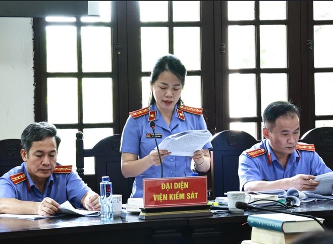 Đại diện Viện Kiểm sát Nhân dân tỉnh Lào Cai thực hành quyền công tố và kiểm sát xét xử tại phiên tòa.